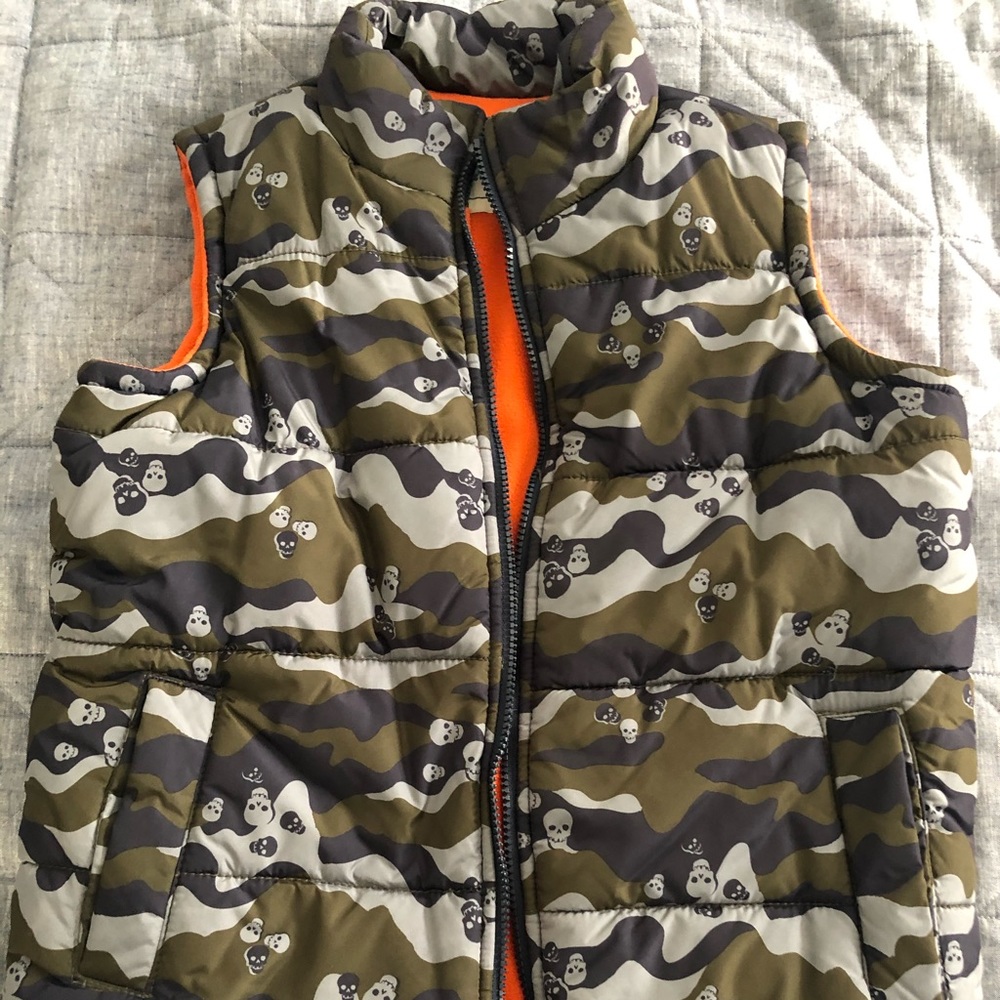 BOYS OLD NAVY CAMO SKELETON PUFFER VEST - SIZE M/8